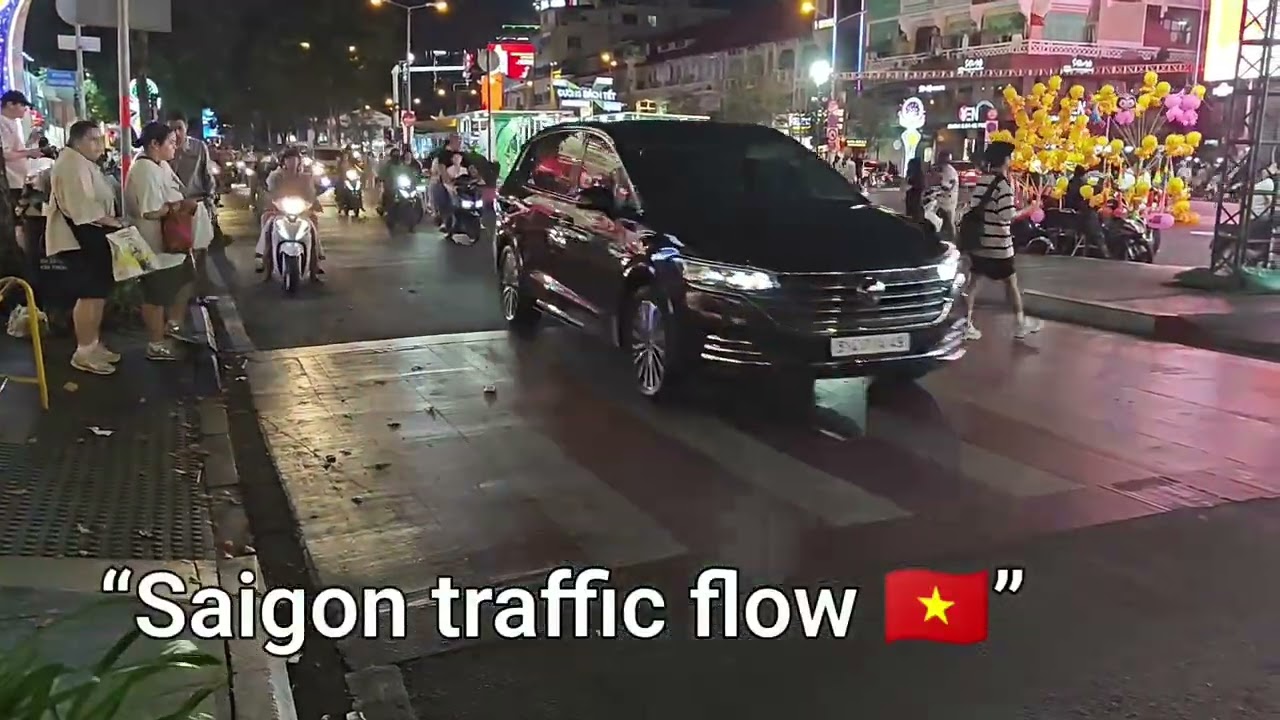 Saigon Traffic Flow 🛵 | 8 seconds of Vietnam