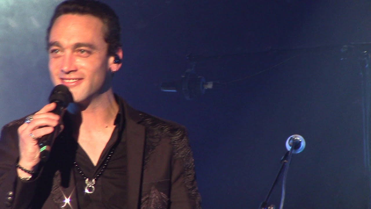 (8) medley   tes tendres années retiens la nuit si j'étais un charpentier(la voix de Johnny)