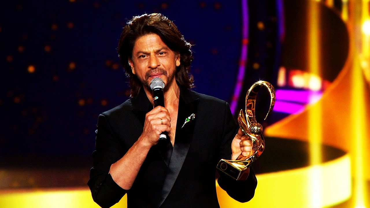 अवार्ड लेने आये शाहरुख़ खान अपनी बीवी गौरी के लिए यह क्या बोल गए | 😜🤣zee tv apac Zee Cine Awards 2024