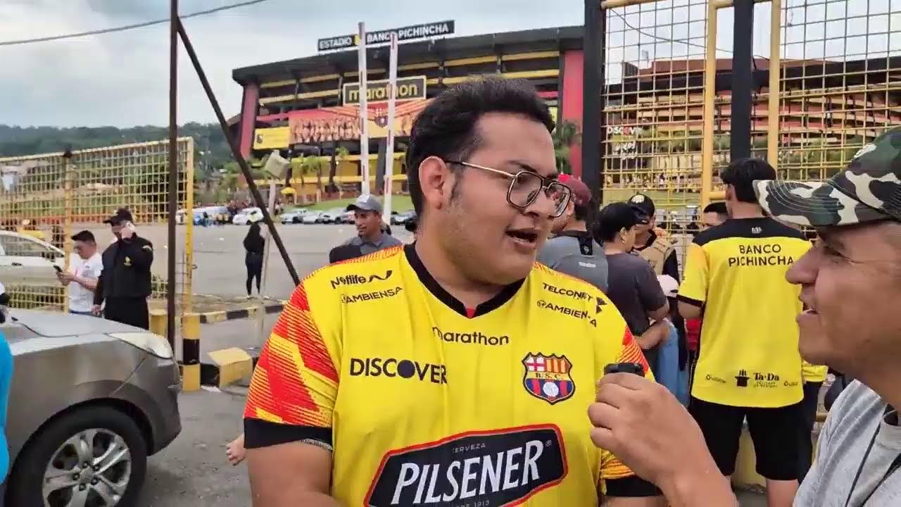 Hinchas de Barcelona SC ingresan al estadio para la noche amarilla 2025