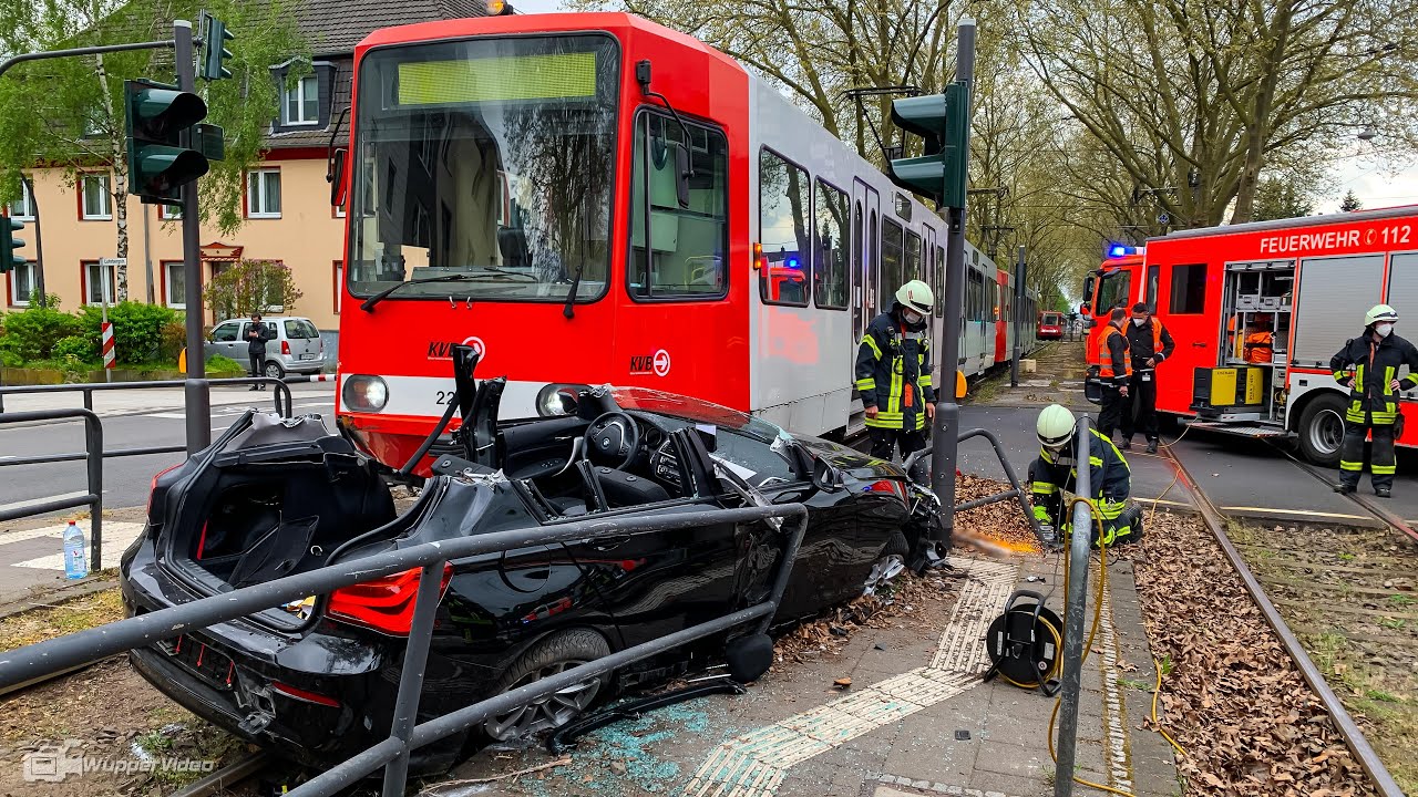 PKW von Straßenbahn erfasst und eingeklemmt - Feuerwehr Köln rettet Fahrer über Dach | 29.04.2021