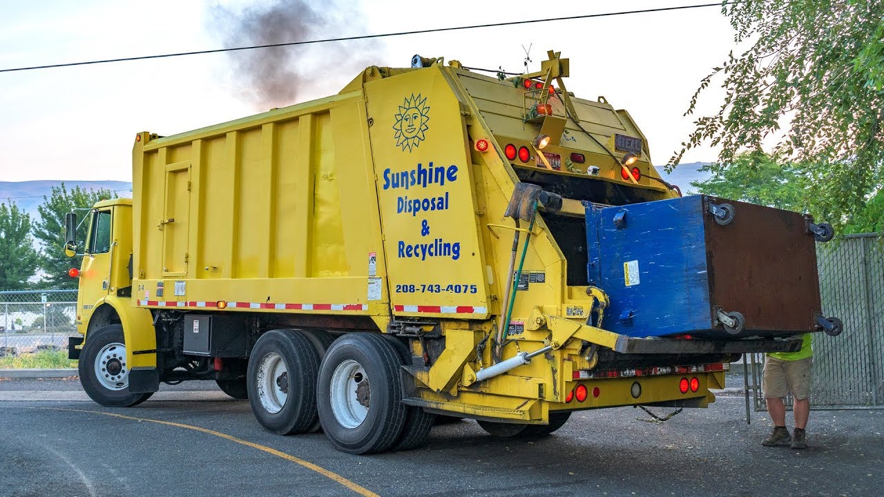 Volvo WX64 - Heil Formula 5000 Rear Load Garbage Truck