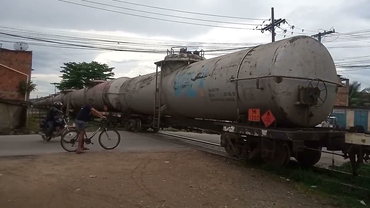 Trem vazio passando por Santo Amaro-Bahia.