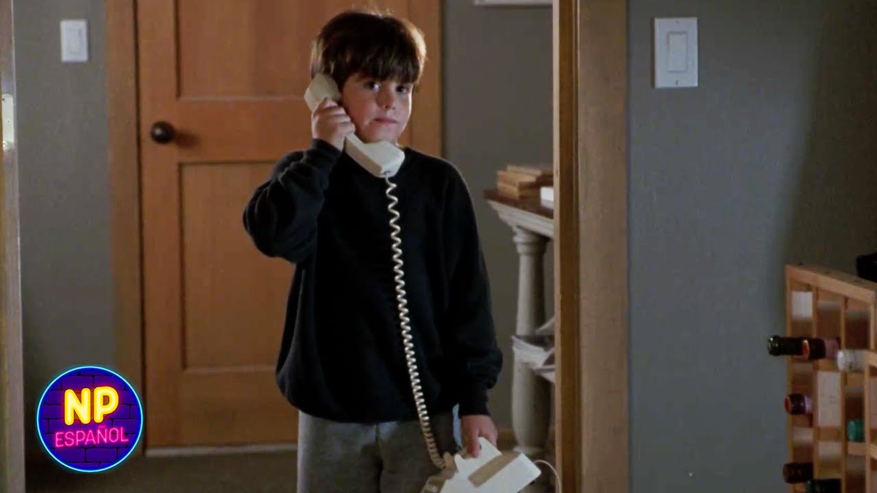 Jonah Llama A La Estación De Radio | Sintonía De Amor (1993) | Now Español