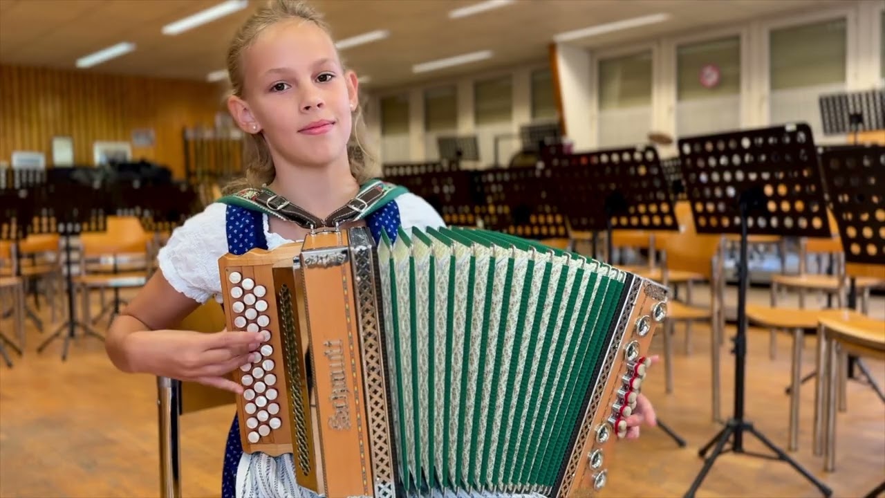 Sarah spielt auf ihrem Schulmodell (GCF) - Schmidt Harmonika