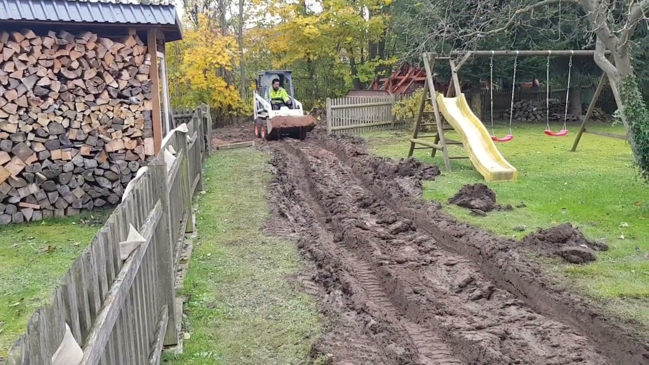 Der kleine Bobcat 443 im Einsatz...Schlammschlacht