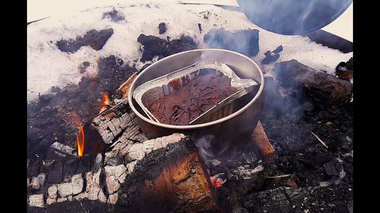 Schwedens bester Schokoladenkuchen im Campingfeuer gebacken