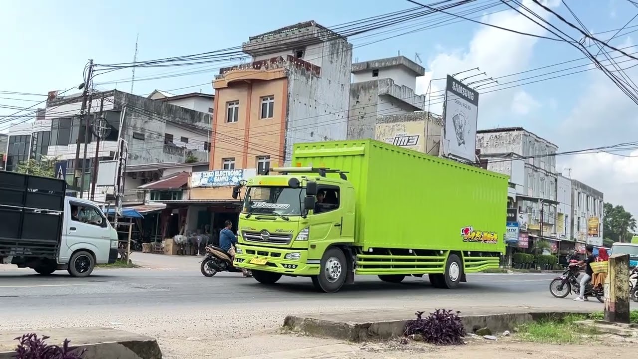 Kondisi terkini JALAN LINTAS TIMUR, Truk logistik padati jalanan