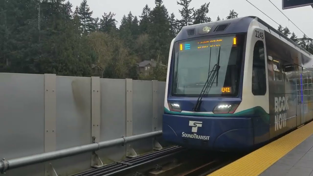 Трамвай от Siemens прибывает на станцию 