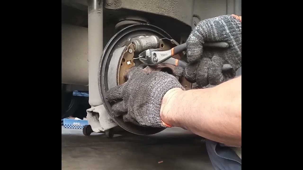 Brake shoe replacement Suzuki Ertiga 2015 model