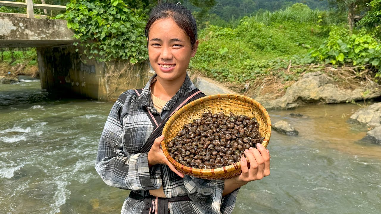 The Life of a 17-Year-Old Single Mother: Raising Children Alone & Catch Apple Snails In The Stream