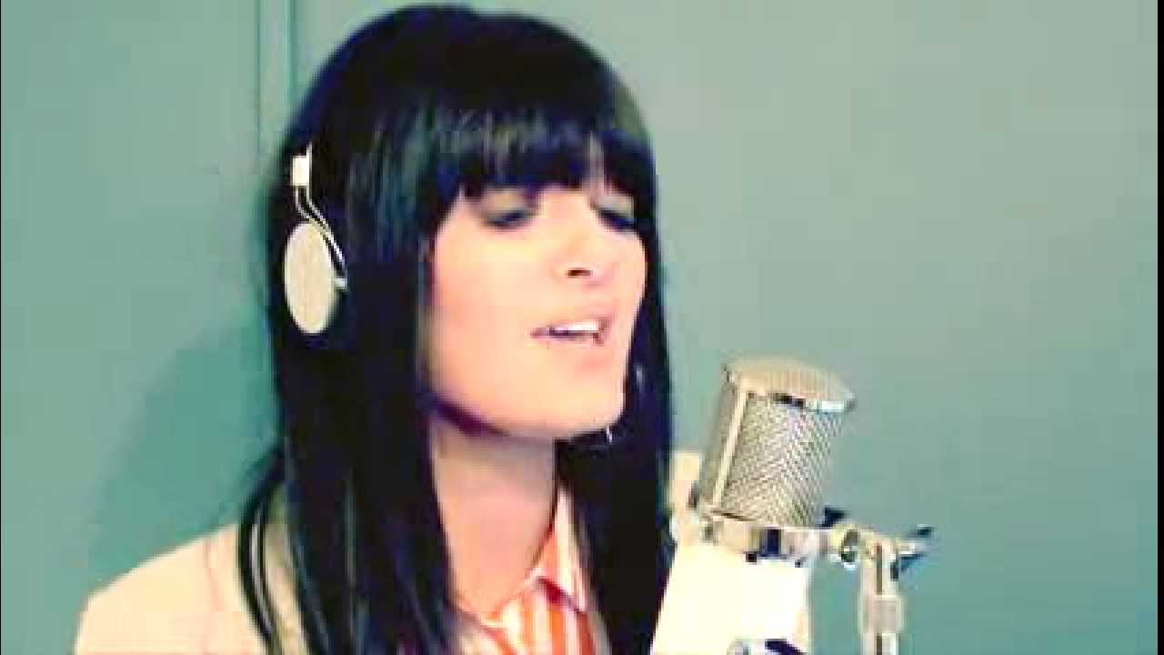 Rihanna - Diamonds (Acoustic cover by Alice Olivia)