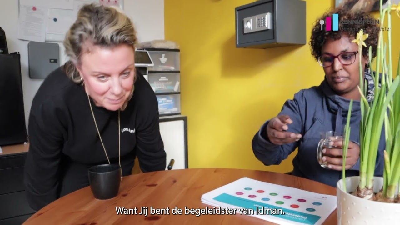 Idman en haar begeleider over haar ondersteuningsplan