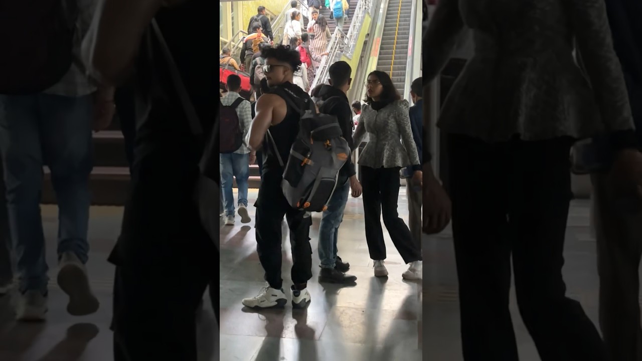 Tirchi Nazar😂In Delhi Girls😍 Shirtless In Delhi Metro #publicreaction #shorts #fitnessmasterdeepak