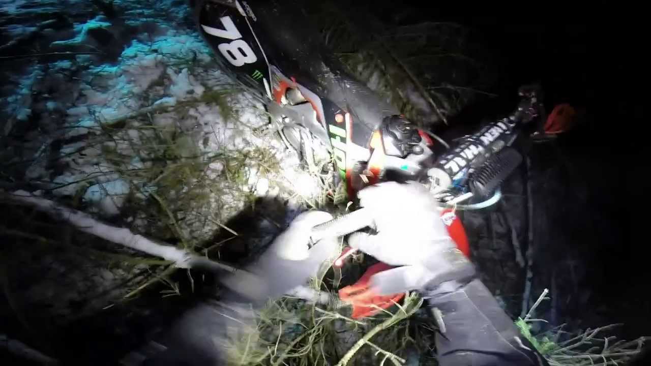 Enduro in the forest! Daniel kör arbetsfordon i svar miljö. Blir jobbigt att jagas av racing KTM!