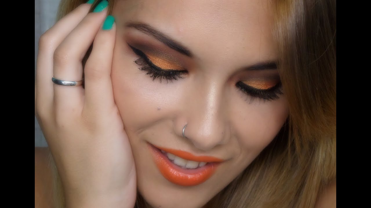 Maquillaje en tonos naranjas .