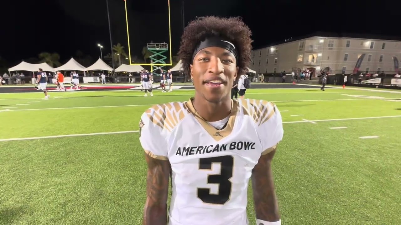 Бывший принимающий игрок команды LSU Крис Хилтон-младший на матче American Bowl готовится к драфт...
