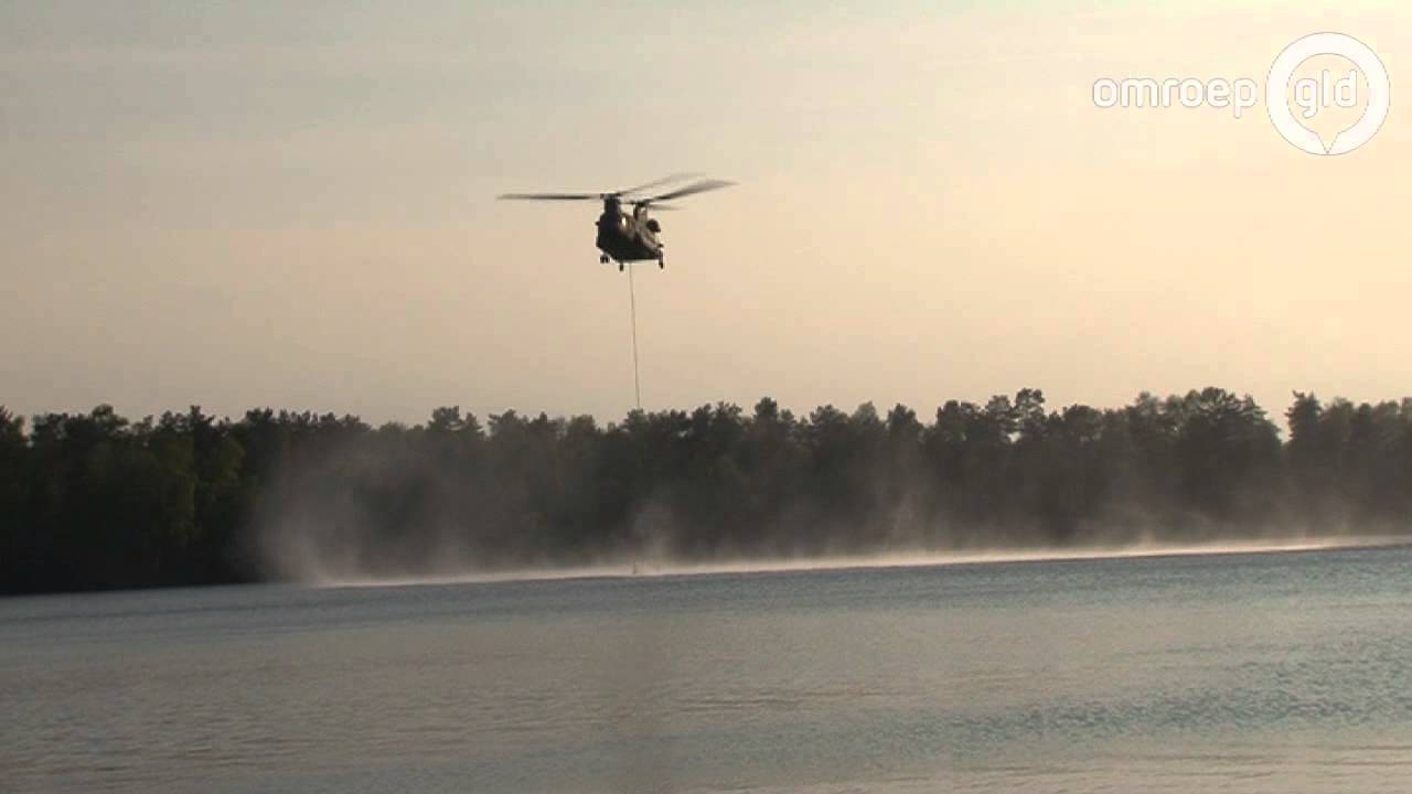 Chinook haalt water bij Loenen