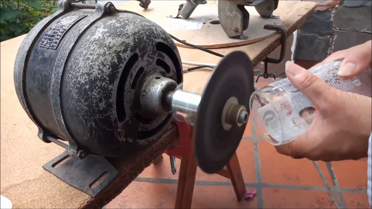 pulir vasos de botellas con motores recuperados y lijas artesanales