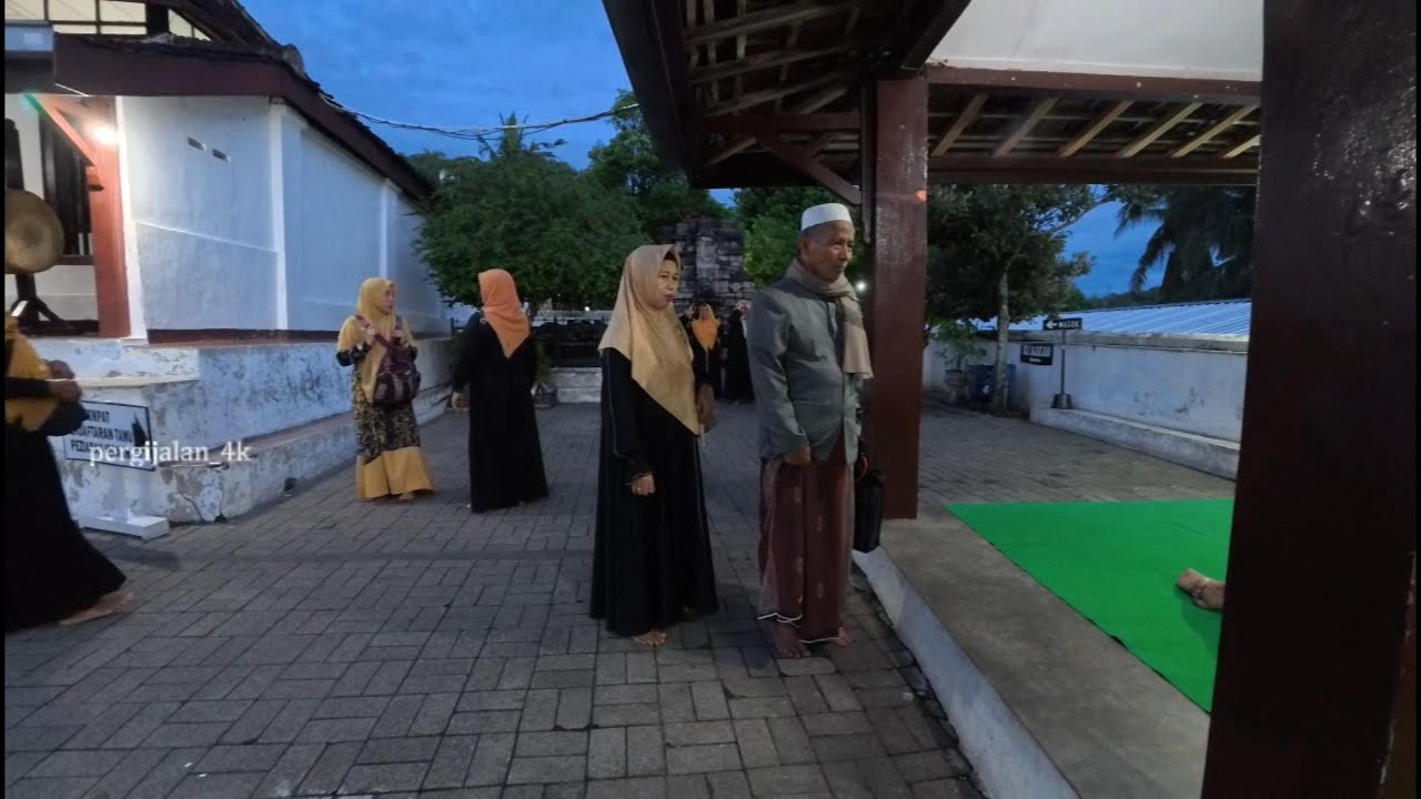 Suasana Pagi di Kompleks Makam Sunan Pandanaran Klaten