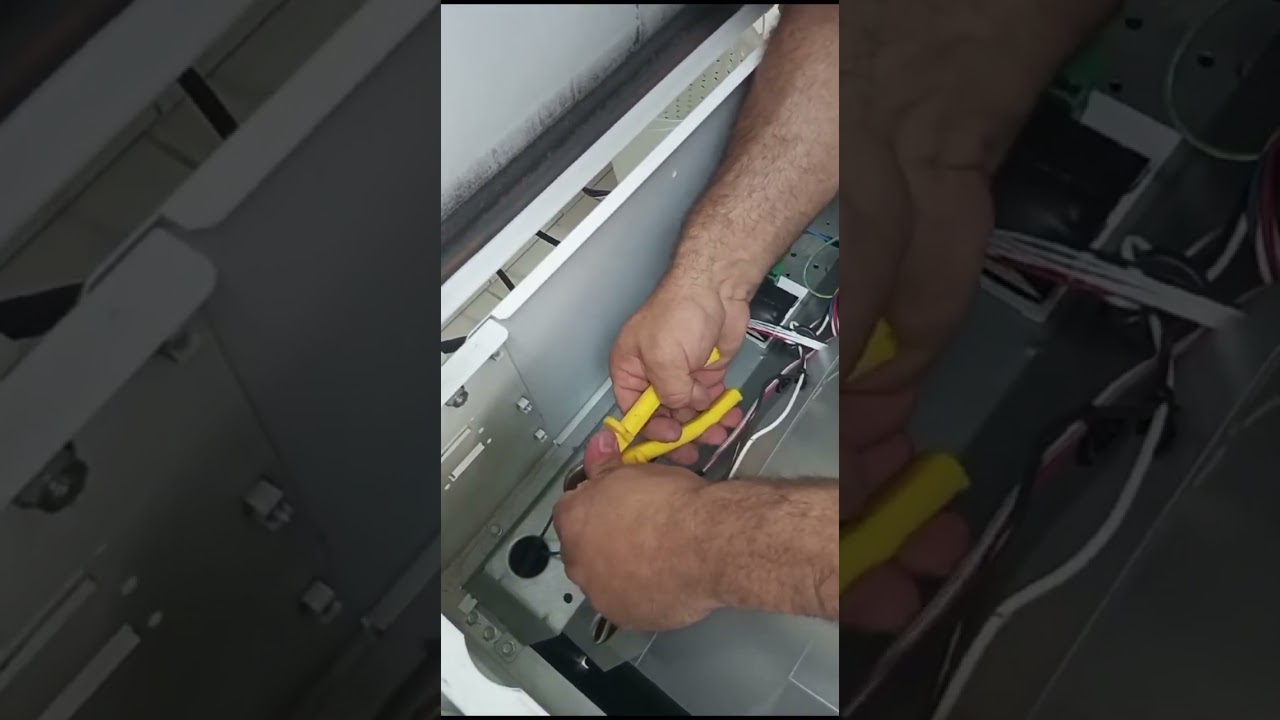 instalação de dosadores Alifer, em máquina de lavanderia profissional.