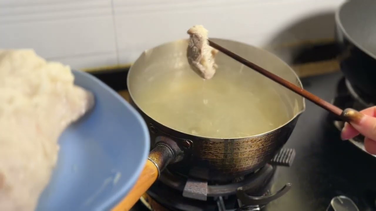 回锅肉，烤羊排，老虎菜#baozimukbang @YiZ-g3r #中华料理 #饲养员日常 #川菜 #东北沙拉