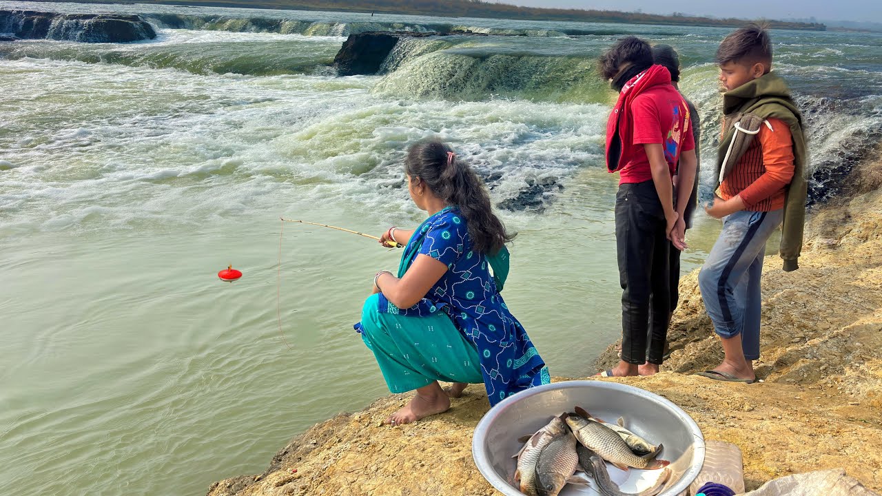 Fishing Video🎣🎣|| Beautiful cute lady fishing in the river with a hook || River fishing Video #fish