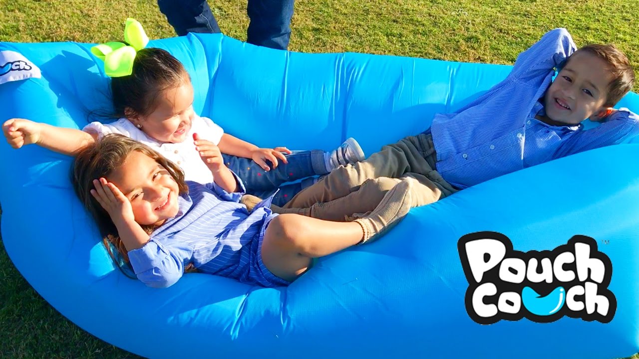 JUGANDO Y BRINCANDO EN SOFÁ CAMA INFLABLE (COUCH POUCH)