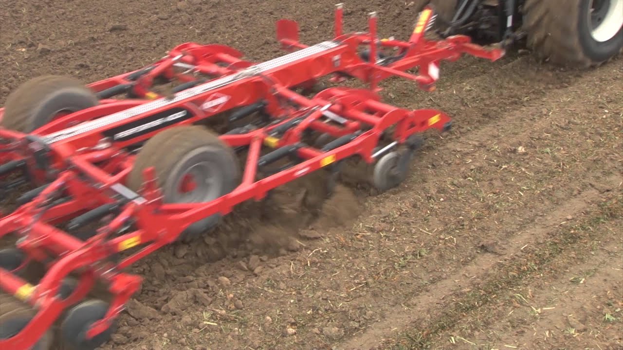 KUHN PERFORMER - Deep working cultivators (In action)