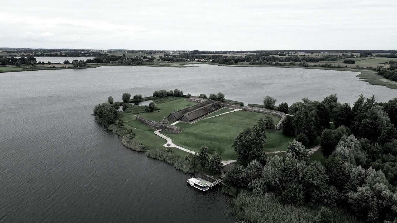 GR&Oacute;D NAD JEZIOREM | film dokumentalny (2023)