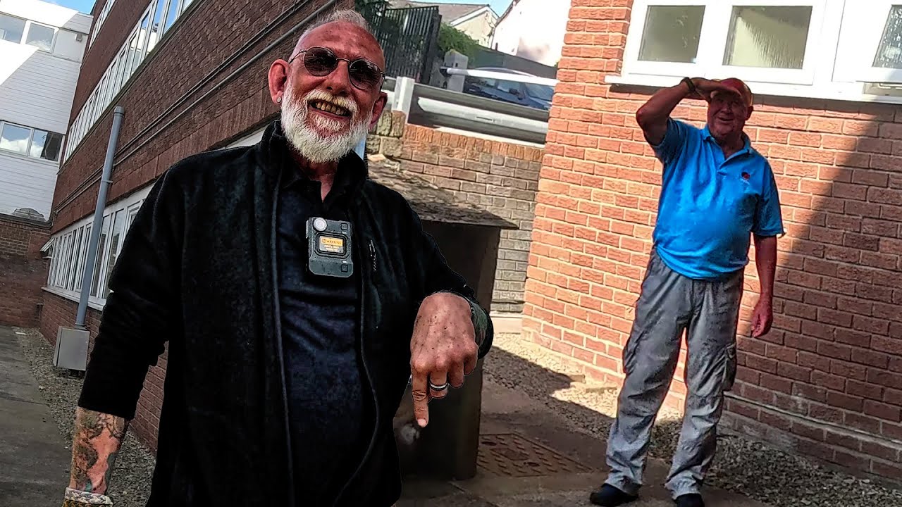 YOU AREN'T SUPPOSE TO FILM HERE, IT'S A GOVERNMENT BUILDING!!!! - Abergavenny Jobcentre
