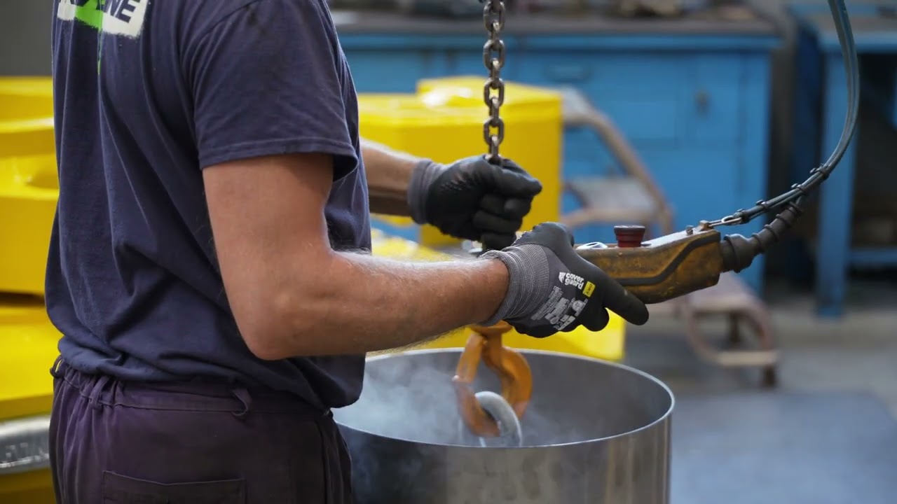 Trevi Benne - Inserimento perni con azoto liquido su cesoia per metalli modello CS 160RS da 17 ton!!