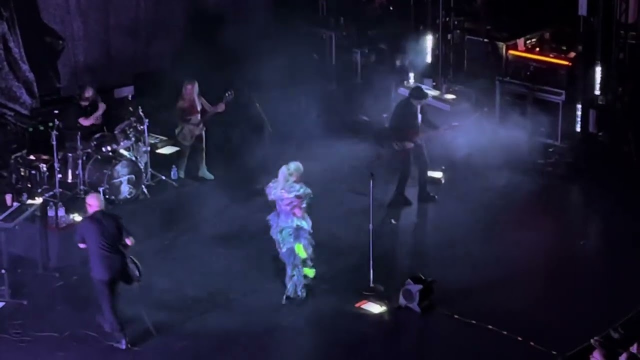 Cities in the Dust (Siouxsie Sioux cover) by Garbage live at the Grand Rex Paris 06/07/2014