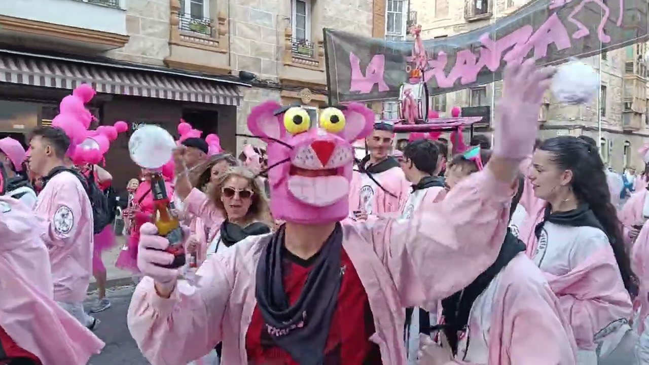 Cuadrilla La Txanza en el desfile del blusa #SJM25