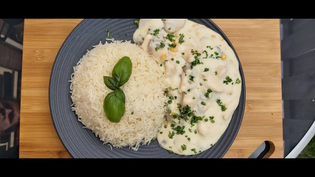 دجاج بالبشاميل مع رز ابيض .. ولا أطيب👌😋😋