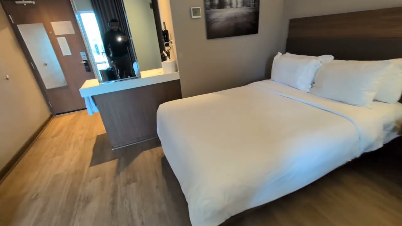 High Floor w/ Freebies @ AC Hotel Kansas City Plaza (6.5 Review)