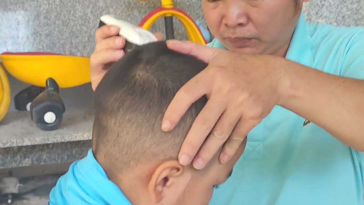 👉 “Dad Cuts His Son’s Hair – Turns Out Handsome Like a Little Prince!”