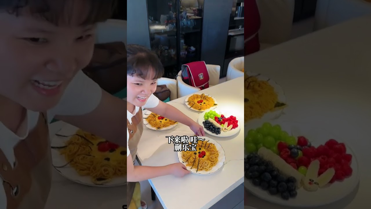 小女儿要满4岁啦，生日前一天晚上就收到了哥哥姐姐和潘阿姨的礼物，看着小女儿开心的笑脸，真的觉得有兄弟姐妹陪伴成长特别幸福，一起玩一起闹一起笑，每天都有不同的精彩！亲爱的宝贝，生日快乐哟，一定要开开心