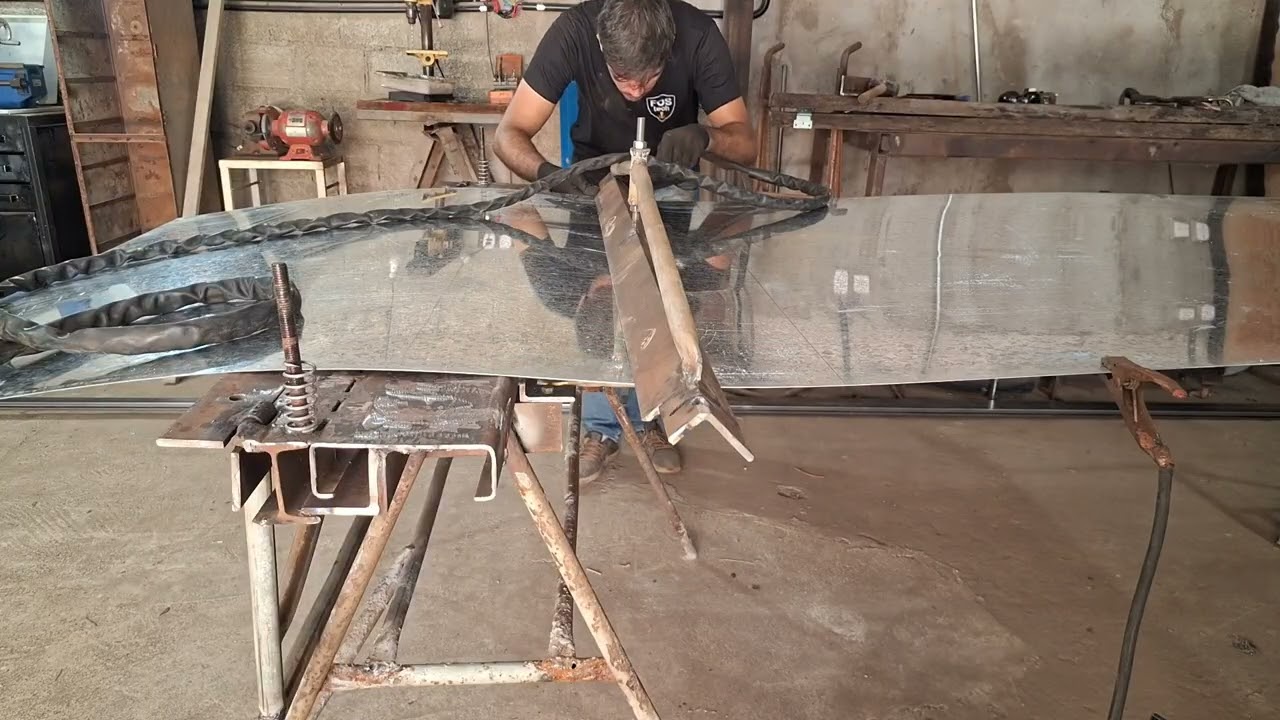 Dobradeira de chapas em açao para o projeto CNC plasma
