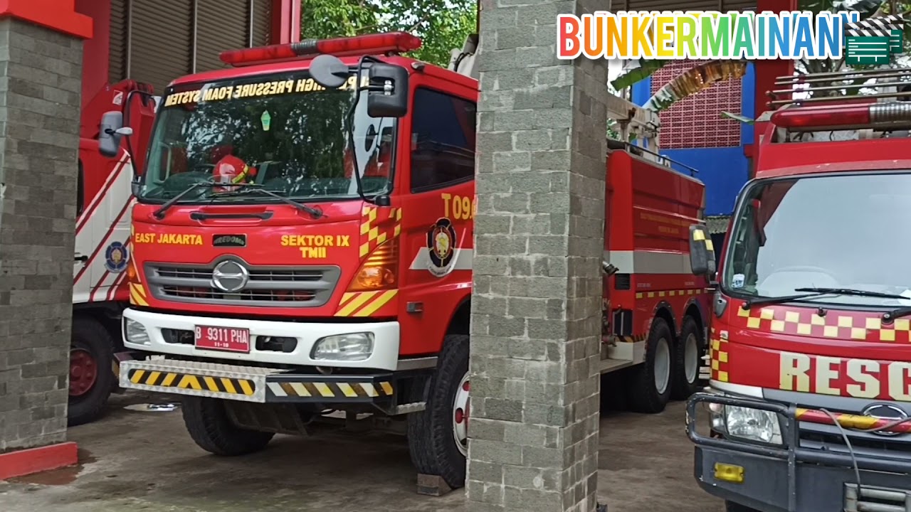 Truk Damkar Pemadam Jadul/Vintage Fire Truck Dinas Pemadam Kebakaran di Museum TMII, Jakarta