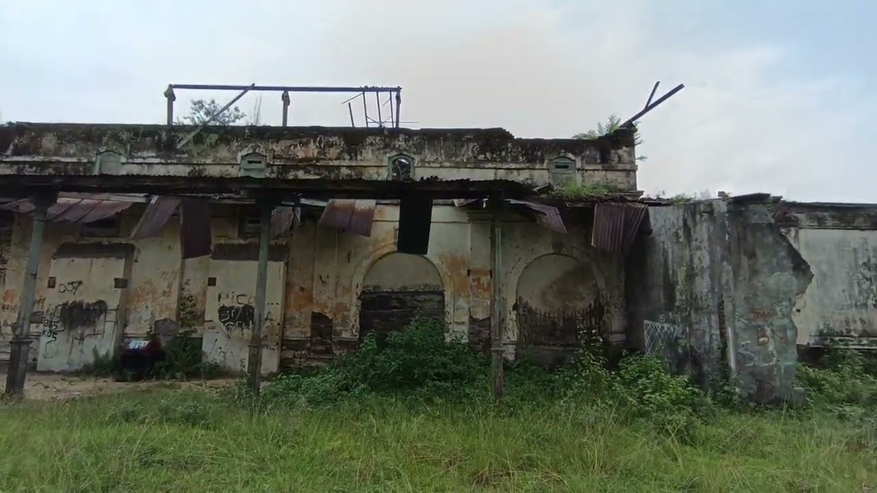 CEPAT TONTON⚠️KALAU GAK KUAT TUTUP LAYAR. EKSPLORASI STASIUN KERETA API TERBENGKALAI PALING TUA. 