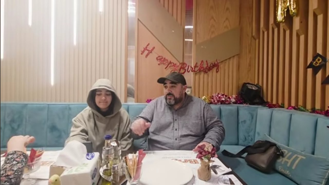 خرجنا لتناول العشاء مع جميع أفراد العائلة، لقد كانت أمسية رائعة, met hele gezin super gegeten