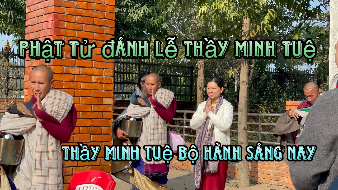 Thầy Minh Tuệ Bộ Hành khất thực sáng nay phật tử chụp hình cùng Thầy 