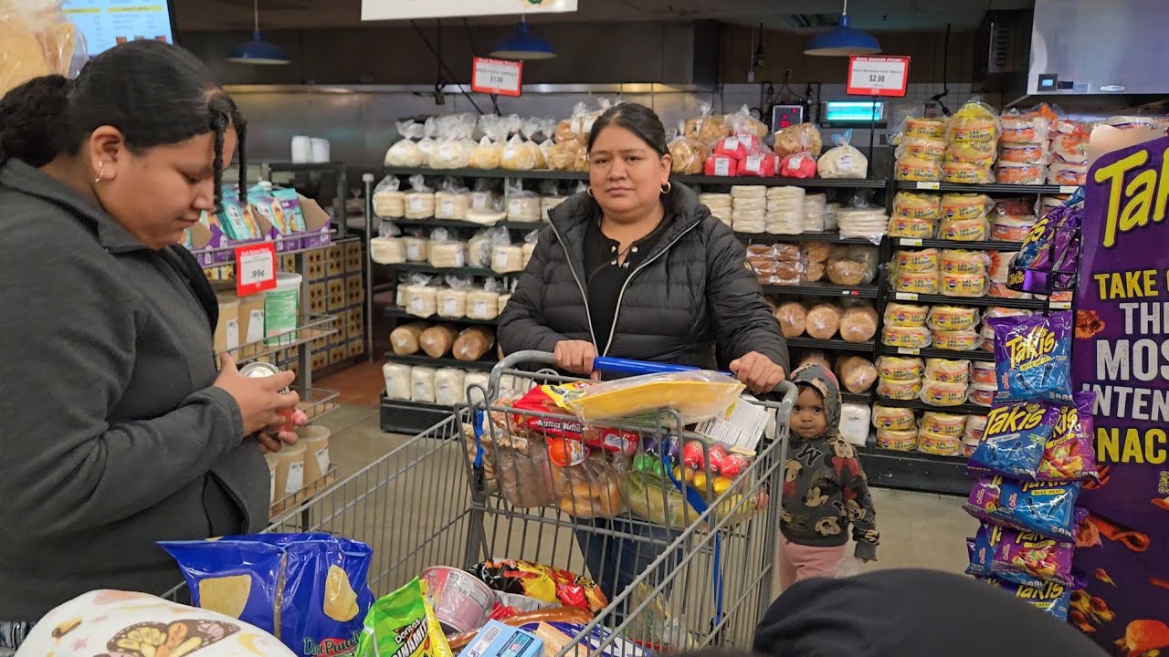 Salemos a comprar unas cosas que necesitamos para la fiesta de mi mamá 