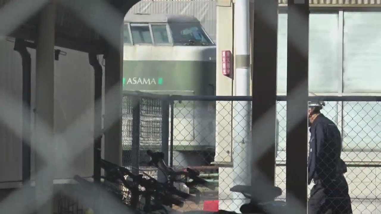 廃車置場から解体線へ移動され、遂に、重機による解体作業のカウントダウンが始まったのか？189系N102編成が見える長野総合車両センター。