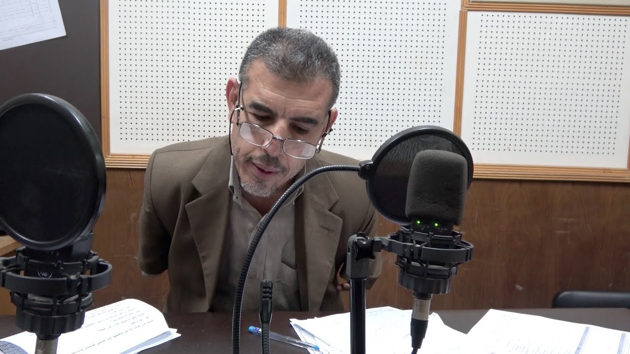 رضا عبدالسلام حكاية مذيع بلا ذراعين : 30 سنة خدمة داخل إذاعة القرآن الكريم