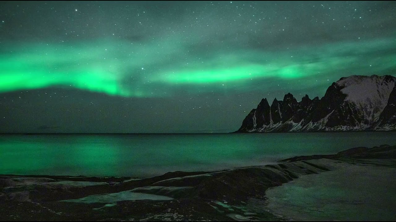 Aurora Borealis Over the Calm Ocean | Northern Lights Night Ambience for Deep Sleepㅣ잔잔한 바다 위의 오로라
