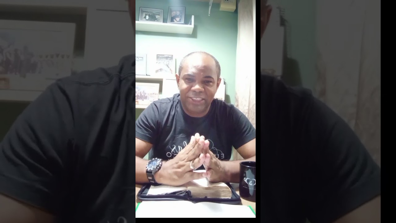 Tem coisa que Deus fala com você e é somente você e ele mas ninguém! Pense nisso!