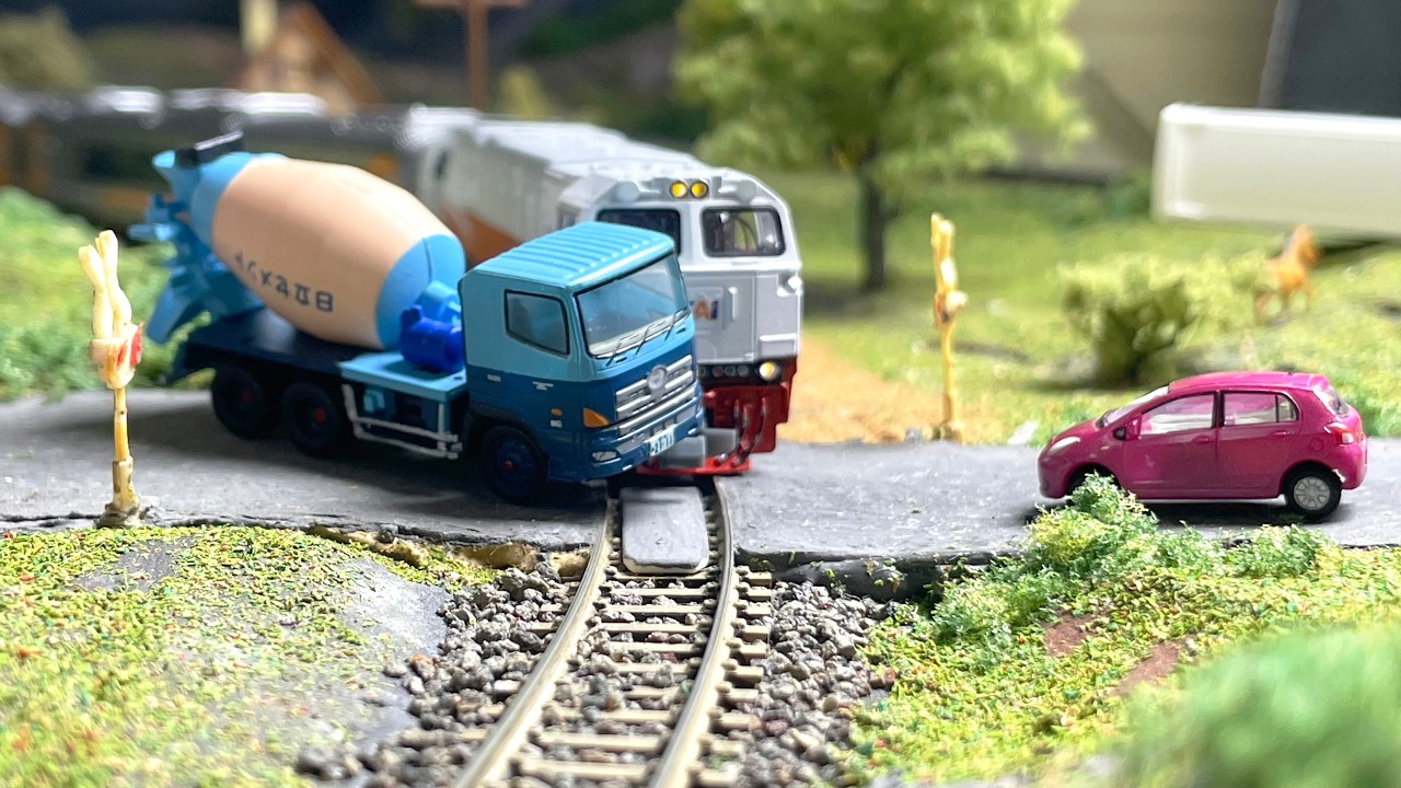 Drama Tabrakan Kereta Api CC206 Gerbong SS, Cargo ANjlok Menabrak Mobil Molen Di Palang Perlintasan