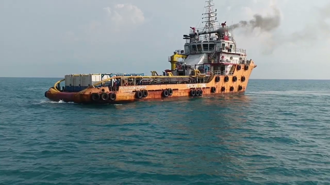 Detik detik kapal laut bersandar